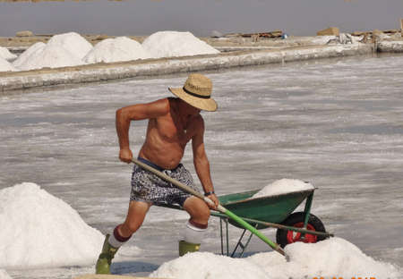 workman in salt flatのeditorial素材