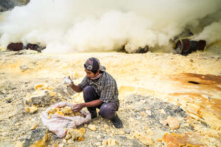 Worker at gunung Ijen in Java, Indonesia collecting sulfurのeditorial素材