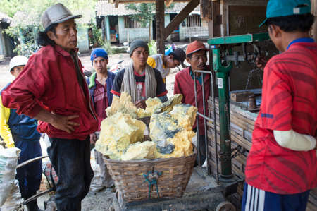 Workers at Ijen crater at the weigh stationのeditorial素材