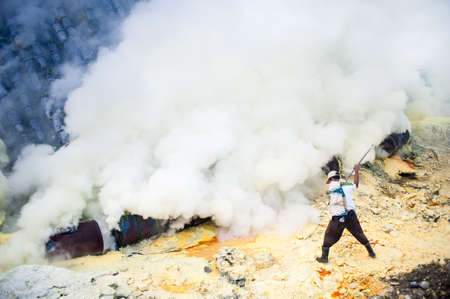 A worker at gunung Ijen in East Java, Indonesia mining sulfurのeditorial素材