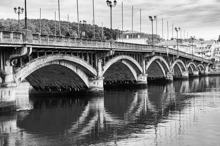 Black and white image of Pont Saint-Esprit bridge in Bayonne Franceのeditorial素材