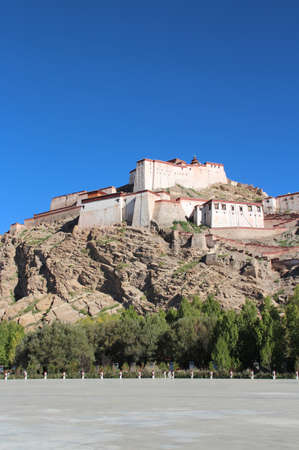 View of Gyantse Dzong, also known Gyangze Castle built on a huge spur of grey brown rock in Tibet, Chinaのeditorial素材