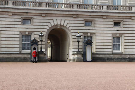 Sentry of the Grenadier Guards posted outside Buckingham Palace in a sunny dayのeditorial素材