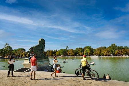 View of the lake inside the El Retiro park, a historic garden built in the first half of the 17th century in Madrid and a place of leisure for locals.のeditorial素材