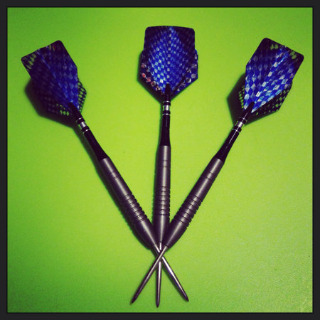 3 darts on green backgroundの素材