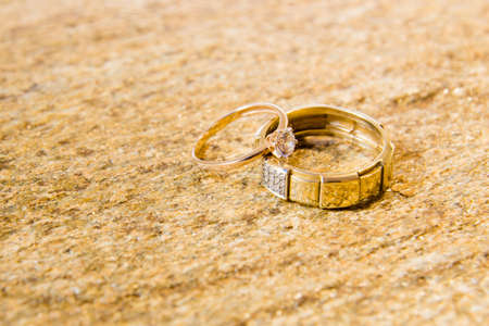 Wedding rings on a natural stone with inclusions of native gold. Offer hands and heartsの写真素材