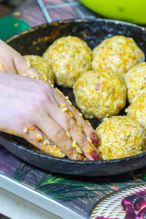 Sculpt meat meatballs with rice, carrots and herbs