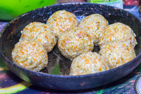 Sculpt meat meatballs with rice, carrots and herbs