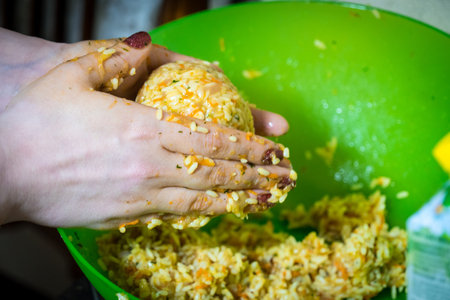 Sculpt meat meatballs with rice, carrots and herbs