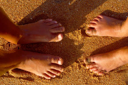 kids showing their feet at the bay of San Agustinillo in the southern state of Oaxaca in Mexico, Latinamericaの写真素材