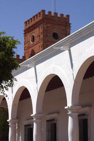detail of the wall with its archway of a colonial house in the town of Alamos in the northern state of Sonora, Mexico, Latin Americaの写真素材