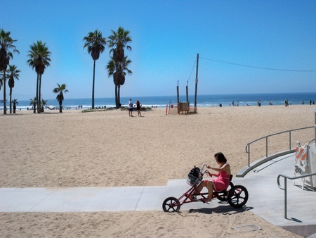 VENICE BEACH, CALIFORNIA/USA â MARCH 10: A woman riding a trike bicycle at Venice Beach California on March 10, 2008.のeditorial素材