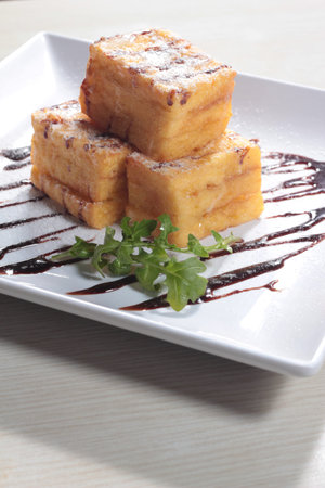 A cuisine photo of bread and toast