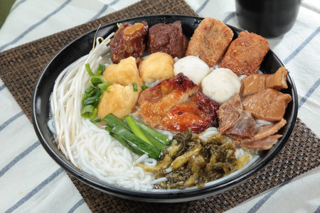a cuisine photo of noodles with meat