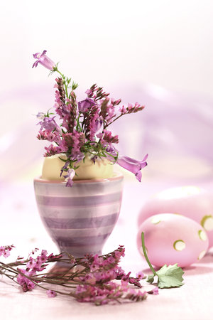 Easter decorations with flowers on the tableの写真素材