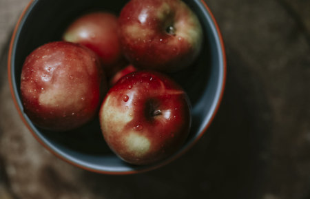 Fresh ripe apples in a bowlの素材