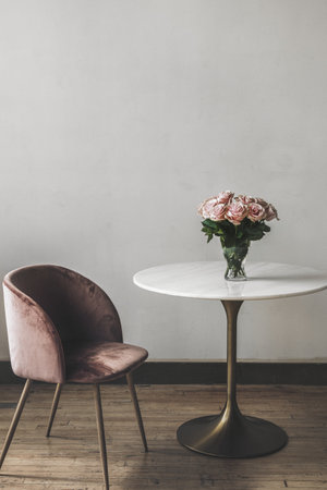 Beautiful pink roses in a vase on a tableの素材