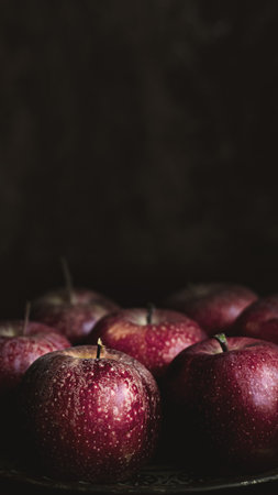Fresh red apples on a plateの素材