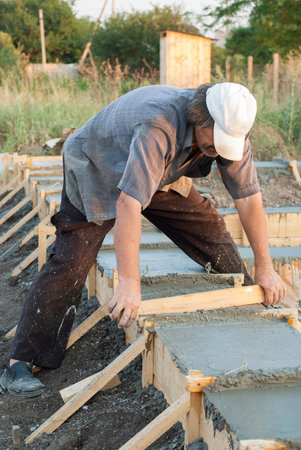 work aligns the surface of the concrete in the formwork