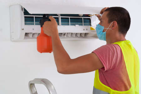 the master does the maintenance of the indoor unit air conditionerの写真素材