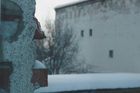 ÑÐ»ÐµÐ¼ÐµÐ½Ñ ÑÑÐµÐ½Ñ ÑÑÐ°ÑÐ¾Ð³Ð¾ ÑÐ´Ð°Ð½Ð¸Ñ Ð² Ð¼Ð°Ð»ÐµÐ½ÑÐºÐ¾Ð¼ Ð³Ð¾ÑÐ¾Ð´Ðµ Ð½Ð° Ð£ÑÐ°Ð»Ðµ Ð·Ð¸Ð¼Ð¾Ð¹のeditorial素材