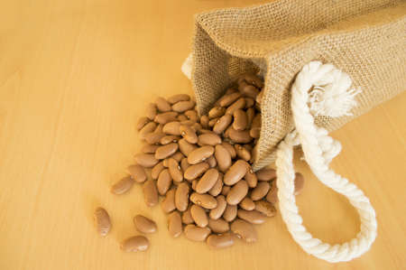 Pinto beans, Phaseolus vulgaris, on wood backgroundの写真素材