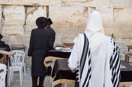 Jerusalem, Israel - May 23 , 2014: Jewish worshipers pray at the Wailing Wall in Jerusalemのeditorial素材