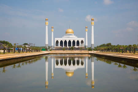 Mosque in southern of Thailand, Central mosque for prayed and most of muslim like to prayed god at mosque, Beautiful mosque in good weather day.のeditorial素材