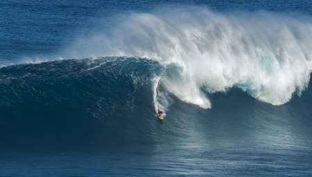 MAUI, HAWAII, USA-DECEMBER 10, 2014: Unknown surfers are riding a big wave at Jawsのeditorial素材