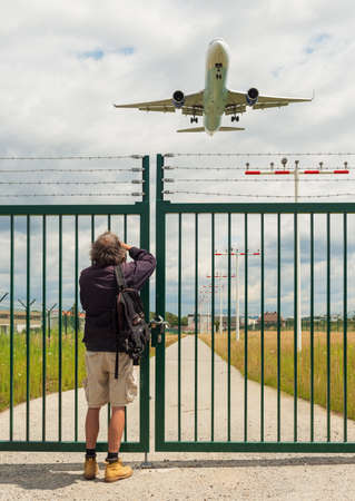 KELSTERBACH, HESSEN, GERMANY-JULY 10, 2012: plane spotter at the new airstrip of the rhein main airport frankfurtのeditorial素材