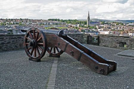 A large cannon overlooking the town of Derry in Northern Irelandの写真素材