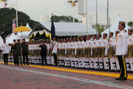 Perak Sultan Dr. Nazrin Muizzuddin Shah salutes as he inspects military armies during a Malaysia's national day celebration in Ipoh, Perak state.のeditorial素材