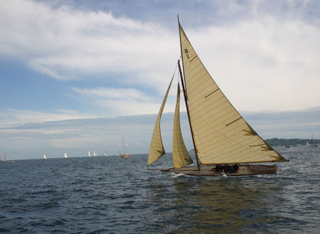 voilier en pleine course