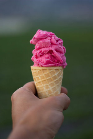 Hand Holding Ice Creamの写真素材