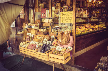 AREZZO, ITALY - JUNE 26, 2015: smal past shop in antique tuscan Arezzo city, Italyのeditorial素材
