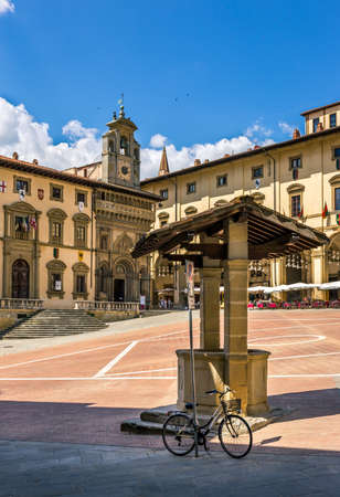 AREZZO, ITALY - JUNE 26, 2015: Piazza Grande the main square of tuscan Arezzo city, Italyのeditorial素材