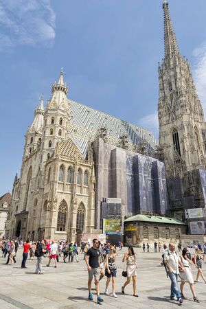People walking in front of St. Stephen's Cathedral,Vienna, Austriaのeditorial素材