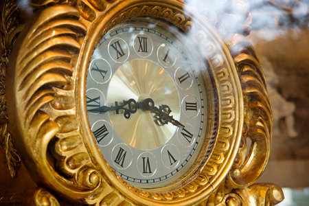 Close Up Shot Of A Vintage Gilded Clockの素材 [FY310197716204]