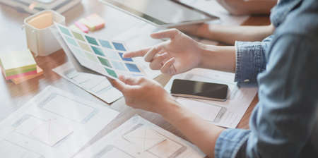 Cropped view of UI designer planing the UX application development with team membersの写真素材