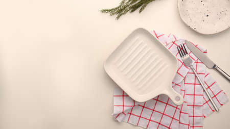 Plate mockup with silverware, empty modern minimal table place setting with minimal red kitchen towel. Space for text or menu. tableware concept, top viewの写真素材