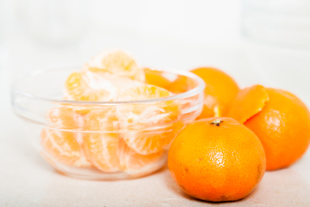 ripe tangerines  on  plate on  kitchen tableの写真素材