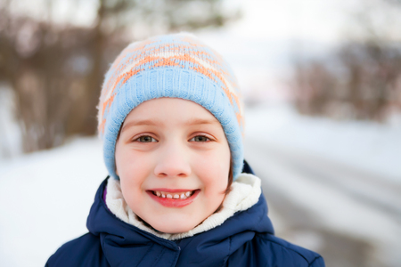    girl in   hat walking in   winter day.の写真素材