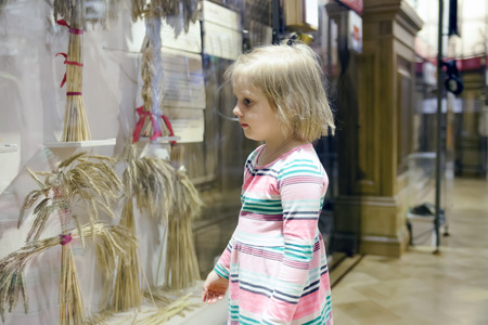  Little  girl in   museum  near  exhibitの写真素材