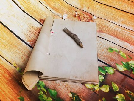 Note paper on wood backgroundの素材