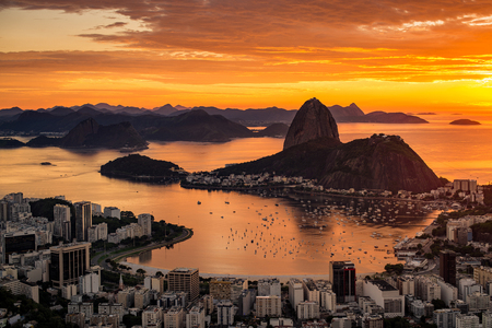 Beautiful Warm Sunrise in Rio de Janeiro With the Sugarloaf Mountain Silhouetteの写真素材
