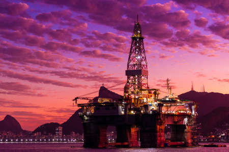 Silhouette of Oil Drilling Rig in Guanabara Bay in Rio de Janeiro, Brazil With Dramatic Sunset Skyの写真素材