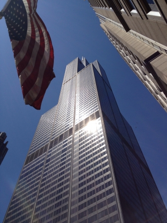 The Willis Tower Chicago and a US Flagの素材