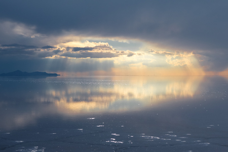 Sunset in Salar de Uyuni salt flats desert, Andes Altiplano, Boliviaの写真素材