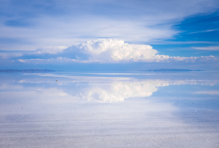 Salar de Uyuni salt white flats desert, Andes Altiplano, Boliviaの写真素材