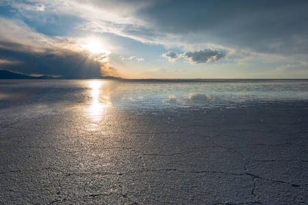 Sunset in Salar de Uyuni salt flats desert, Andes Altiplano, Boliviaの写真素材